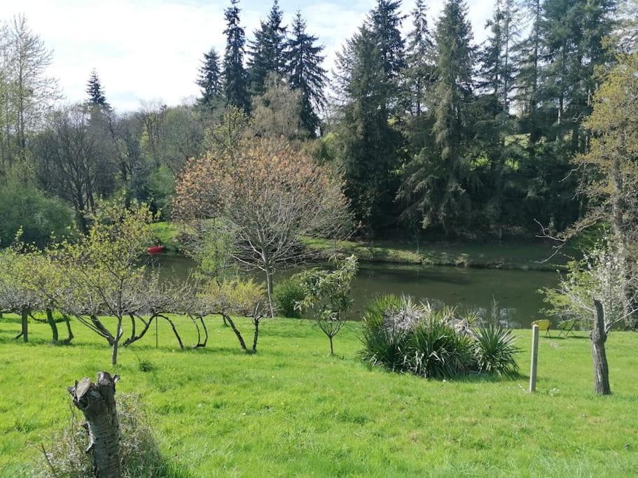Chalet En Pleine Nature Au Bord D'Un Etang Lanvallay Kültér fotó
